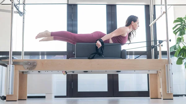 Kadın Cadillac Reformatör Makinesi Üzerinde Pilates Egzersizi Yapıyor — Stok fotoğraf