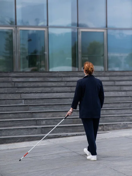 Blind Affärskvinna Promenader Med Taktil Käpp Till Business Center — Stockfoto
