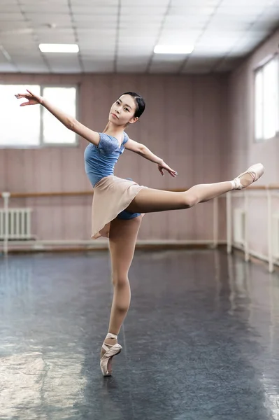 Půvabná Asijská Baletka Modrém Obleku Béžová Sukně Nacvičuje Taneční Třídě — Stock fotografie