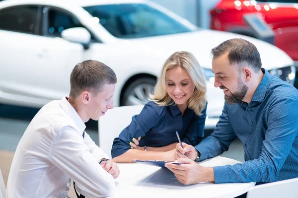 Happy Caucasian Couple Signs Contract Purchase Car Salon — Stock Photo, Image