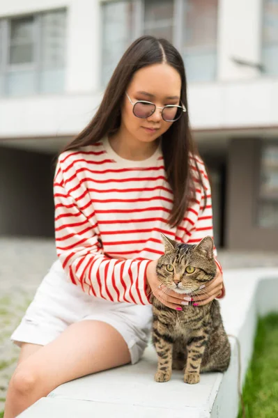여자와 탁트인 고양이 벤치에 — 스톡 사진