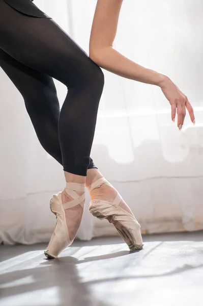 バレリーナの足と腕のクローズアップ — ストック写真