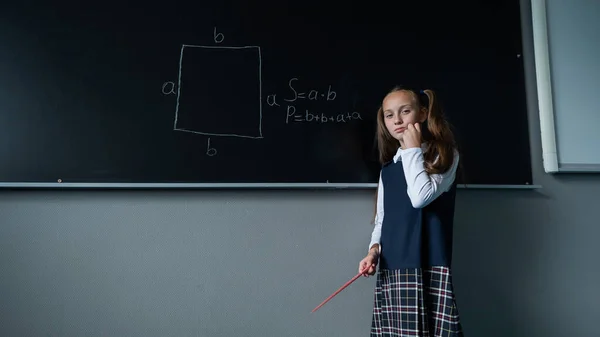 Het Schoolmeisje Antwoordt Het Schoolbord Kaukasisch Meisje Probeert Zich Formule — Stockfoto