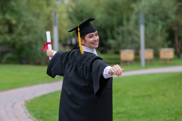 Boldog Fehér Diplomás Köntösben Kinyújtja Karját Szabadban — Stock Fotó