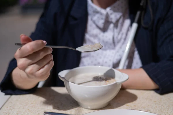 Ślepy Kaukaski Kobieta Garnitur Jedzenie Owsianka Dla Śniadanie Odkryty Kawiarnia — Zdjęcie stockowe