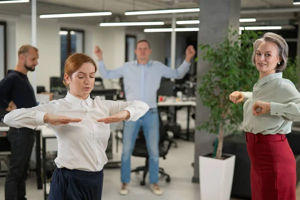 Four Office Workers Warm Break Employees Fitness Exercises Workplace —  Fotos de Stock