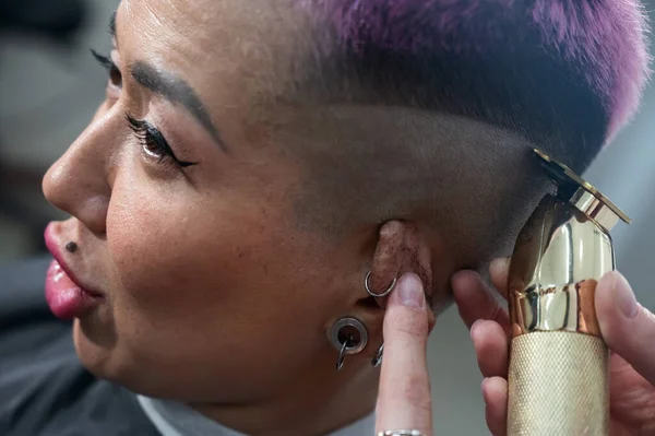 Der Friseur Rasiert Einer Kundin Die Schläfe Rückansicht Einer Frau — Stockfoto