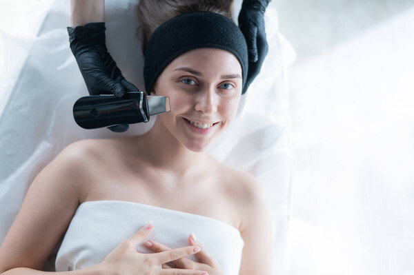 Женщина на ультразвуковой очистке. Аппаратная косметология