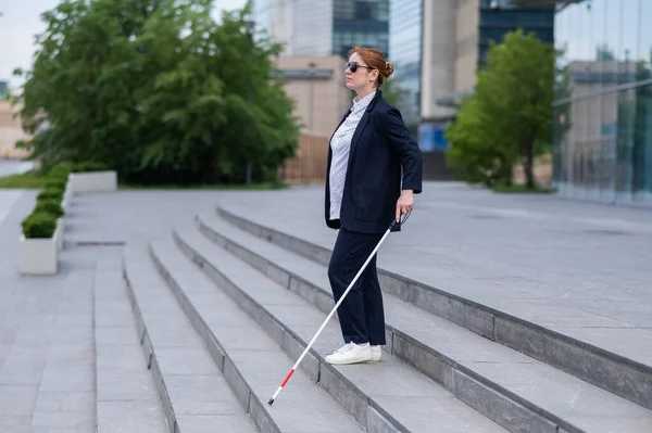 Blind Affärskvinna Nedför Trappor Med Taktil Käpp Från Ett Businesscenter — Stockfoto