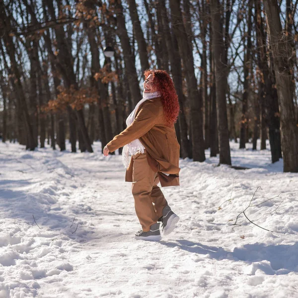Portrait Excited Red Haired Curly Fat Woman Park Winter — Stok fotoğraf