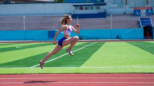 Jeune Femme Caucasienne Est Engagée Dans Jogging Stade Plein Air — Photo