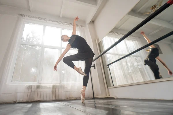 Baru Tančí Krásná Asiatka Baletní Tanečnice — Stock fotografie