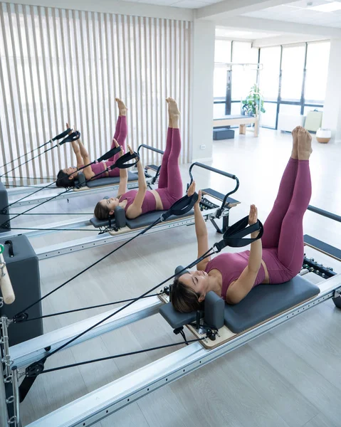 Três Mulheres Asiáticas Roupas Esportivas Rosa Fazendo Exercícios Pilates Com — Fotografia de Stock