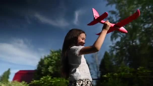 Девочка Играет Самолетом Открытом Воздухе Видео 360 Градусов — стоковое видео