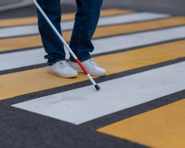 Yaya geçidinden sopayla geçen kör bir kadının bacaklarına yakın çekim.