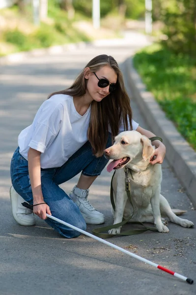 Blinde Jonge Vrouw Knuffelen Met Gids Hond Een Wandeling Buiten — Stockfoto
