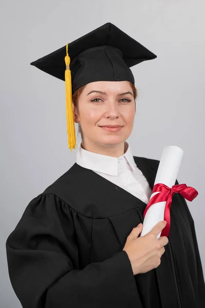 Mulher Sorridente Vestido Graduação Segurando Diploma Fundo Branco Foto Vertical — Fotografia de Stock