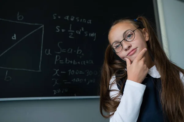 Kaukázusi Iskoláslány Szemüvegben Válaszol Táblán Mutatva Egy Mutatóval — Stock Fotó