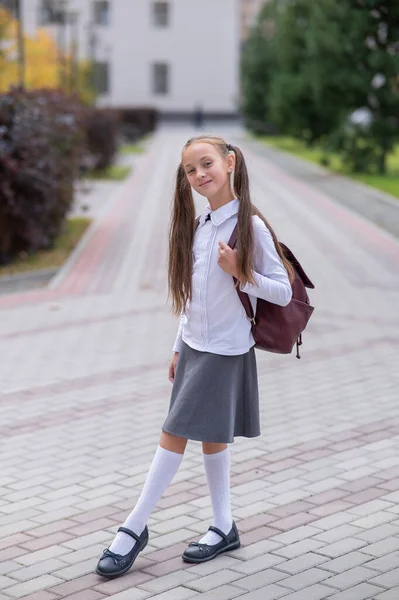 Kaukasische Mädchen Uniform Und Mit Rucksack Geht Von Der Schule — Stockfoto
