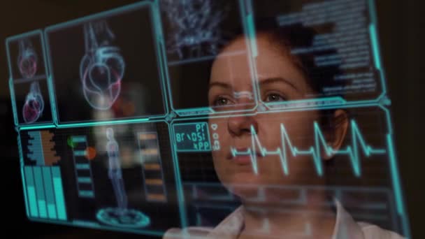 Uma Mulher Olha Para Dados Uma Tela Médica Menu Virtual — Vídeo de Stock