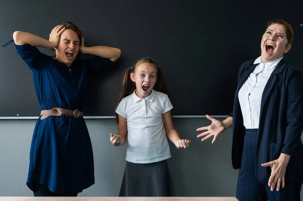 Female Teacher Schoolgirl Her Mother Yell Each Other While Standing — Stock Photo, Image