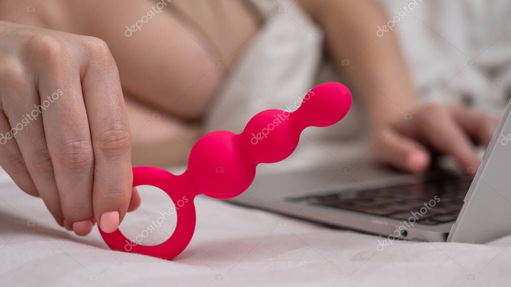 Taxtlar oyinida jinsiy aloqa sahnalarini tomosha qiling