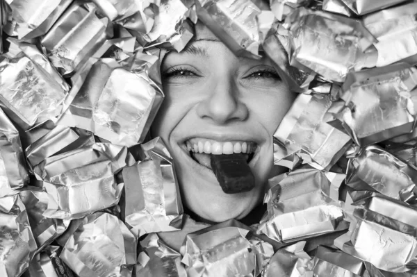 Tvář Bělošky Obklopenou Obaly Bonbónů Holka Čokoládovou Tyčinku Černobílý — Stock fotografie