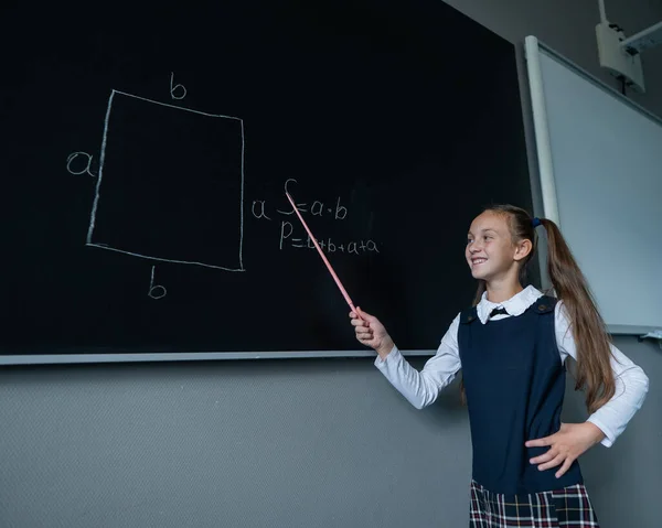 Het Schoolmeisje Antwoordt Bij Les Blank Meisje Schrijft Een Formule — Stockfoto