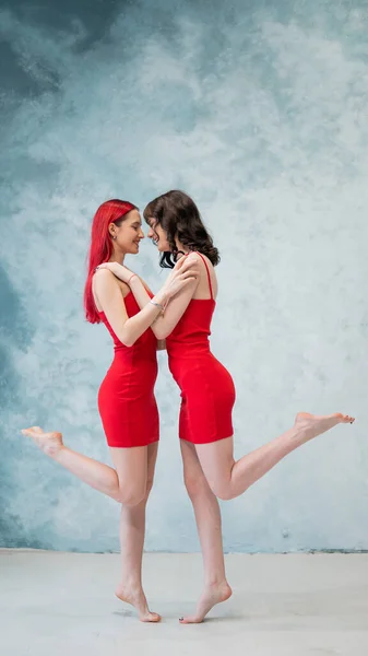 Retrato Completo Duas Mulheres Abraçando Ternamente Vestidas Com Vestidos Vermelhos — Fotografia de Stock