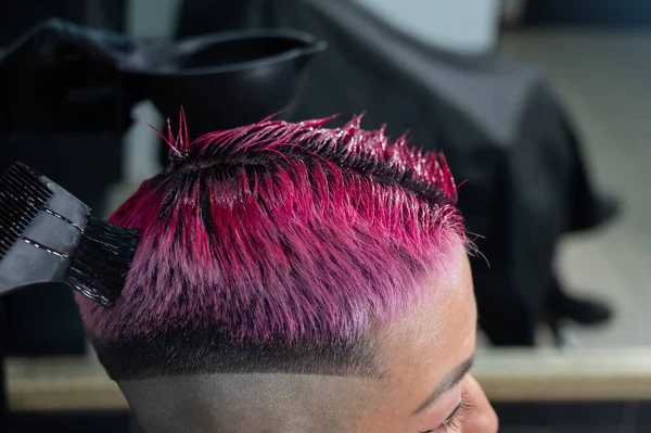 Κομμώτρια Βάφει Μαλλιά Μιας Ασιάτισσας Ροζ Κοντό Ακραίο Κούρεμα — Φωτογραφία Αρχείου