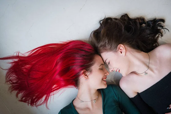 Vista Superior Duas Mulheres Deitadas Lado Lado Intimidade Lésbica — Fotografia de Stock