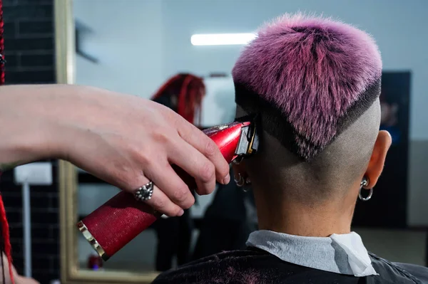 Der Friseur Rasiert Einer Kundin Die Schläfe Rückansicht Einer Frau — Stockfoto