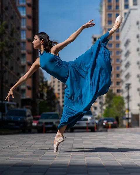 Όμορφη Ασιατική Μπαλαρίνα Χορεύει Έξω Αστικό Τοπίο — Φωτογραφία Αρχείου