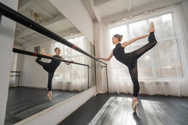 Piękne Azji Balerina Robi Bilman Ćwiczenia Barre Taniec Klasa — Zdjęcie stockowe