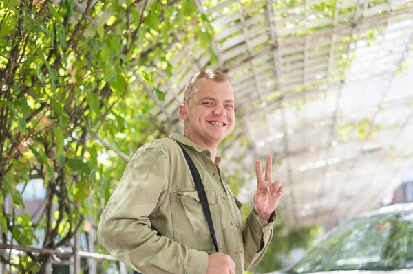 Hombre Caucásico Feliz Con Audífonos Aire Libre — Foto de Stock