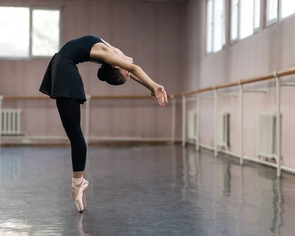 Mujer Asiática Bailando Clase Ballet Doblado Parte Posterior — Foto de Stock