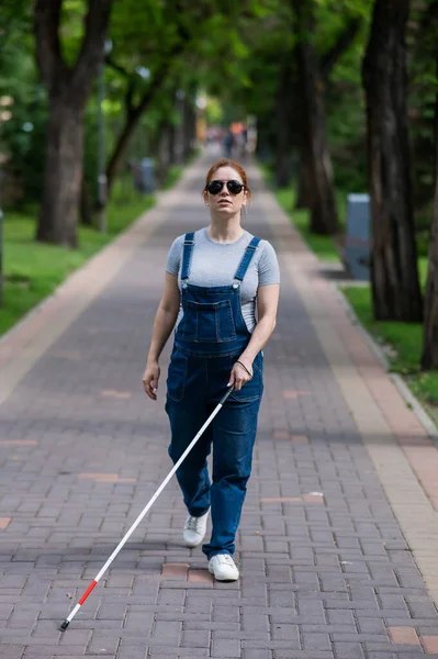 Слепая Беременная Женщина Гуляющая Парке Тростью — стоковое фото
