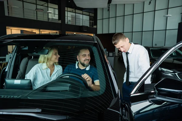 Der Verkäufer Zeigt Den Käufern Den Innenraum Des Autos Kaukasisches — Stockfoto