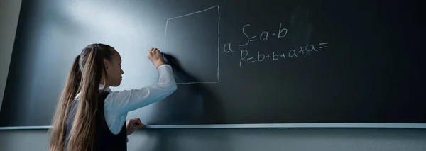 Estudante Responde Aula Rapariga Branca Escreve Uma Fórmula Num Quadro — Fotografia de Stock