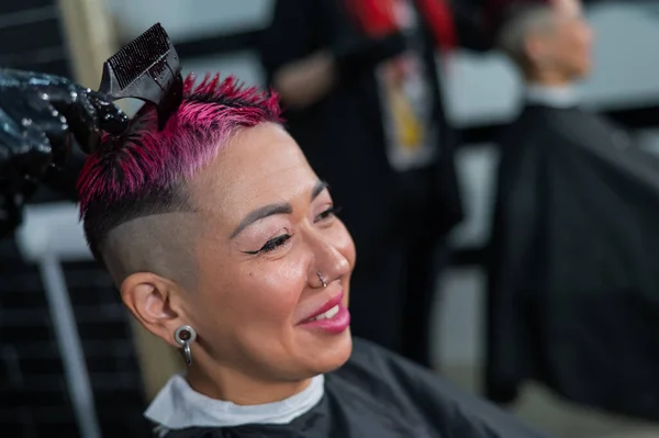 Der Friseur Färbt Die Haare Einer Asiatin Rosa Extremer Kurzhaarschnitt — Stockfoto