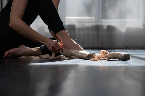 Ballerina Senza Volto Siede Sul Pavimento Indossa Scarpe Punta — Foto Stock