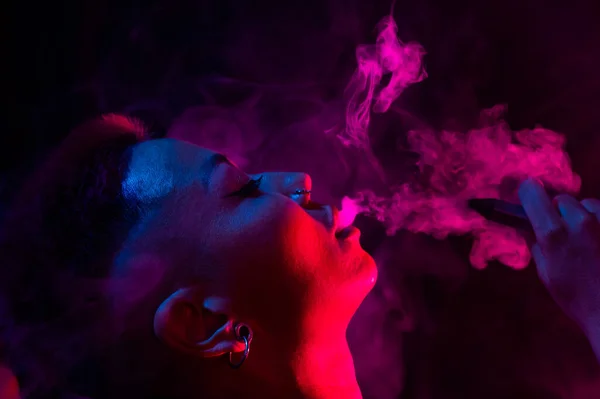 Porträt Asiatische Frau Mit Rasierten Schläfen Raucht Vape Neonlicht — Stockfoto