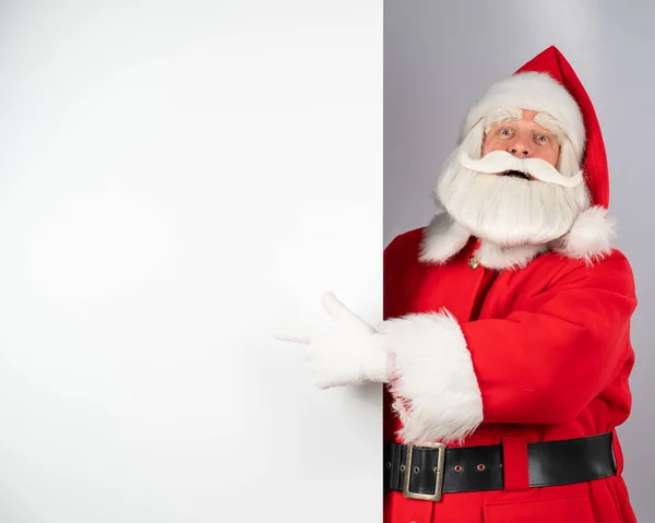 Άγιος Βασίλης Κρυφοκοιτάζει Πίσω Από Μια Άδεια Χριστουγεννιάτικη Διαφήμιση Και — Φωτογραφία Αρχείου