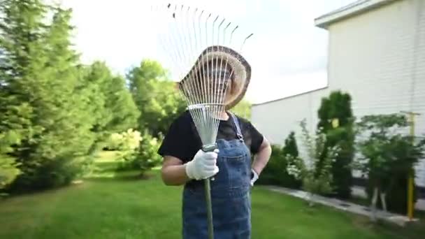 Potret Seorang Wanita Tua Dengan Topi Dan Semuanya Sedang Memegang — Stok Video