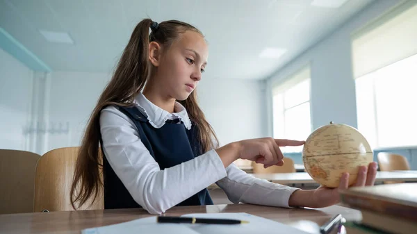 Kaukasisch Schoolmeisje Zit Aan Haar Bureau School Bestudeert Wereld — Stockfoto