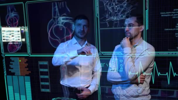 Zwei Kaukasische Bärtige Männer Betrachten Und Diskutieren Die Daten Auf — Stockvideo