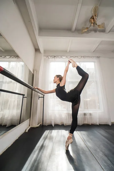 Piękne Azji Balerina Robi Bilman Ćwiczenia Barre Taniec Klasa — Zdjęcie stockowe