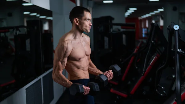 Muž Bez Trička Dělá Biceps Cvičení Činkami Tělocvičně — Stock fotografie