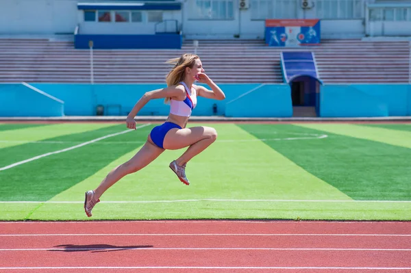 Jonge Kaukasische Vrouw Bezig Met Joggen Het Stadion Buiten — Stockfoto