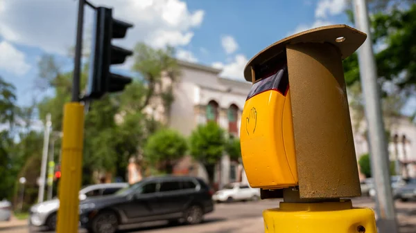 Közelkép Gyalogos Közlekedési Lámpa Kapcsolására Szolgáló Gombról — Stock Fotó